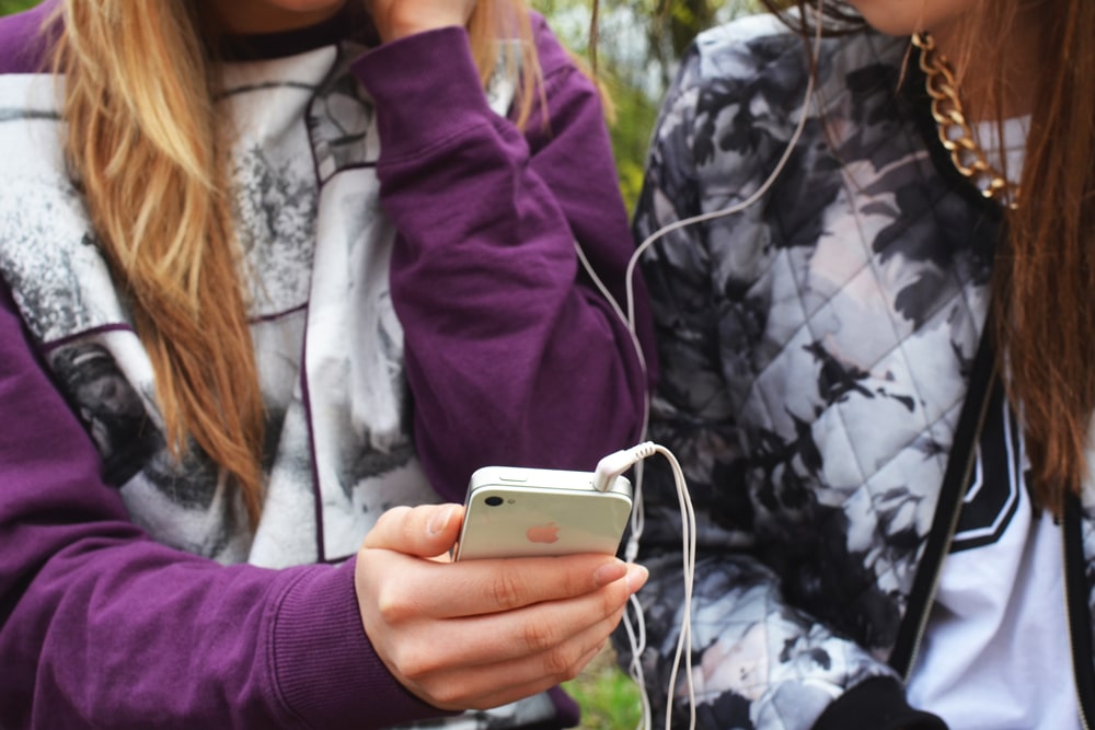 How-to-make-friends-on-the-internet-for-digital-marketers-girls-mobile-phone-listening-to-music