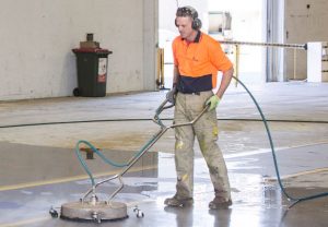 kleeenit-commercial-cleaning_man_cleaning_floor
